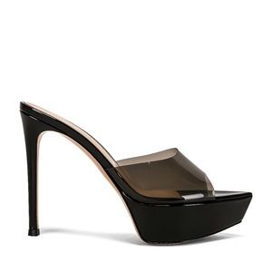 GIANVITO ROSSI
Betty Platform Mules